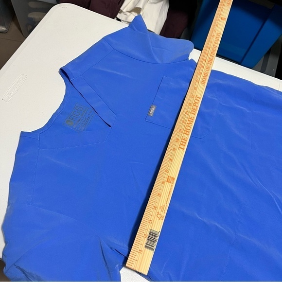 Figs Men’s Chisec Three-Pocket Scrub Top Ceil Blue XS G - Picture 6 of 6